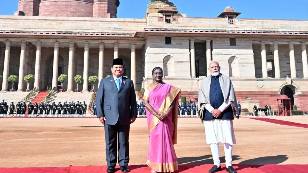 इंडोनेशियाई राष्ट्रपति का राष्ट्रपति भवन में पारंपरिक स्वागत