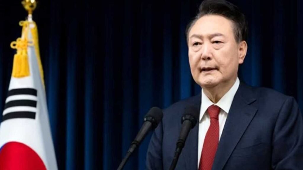 दक्षिण कोरियाई राष्ट्रपति यून पर मार्शल लॉ के बाद विद्रोह का आरोप