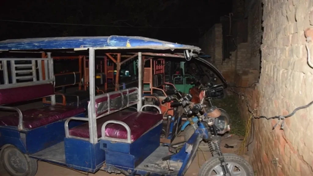 ई रिक्शा ले उड़े चोर