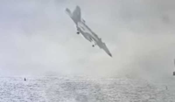 सैन डिएगो खाड़ी में अमेरिकी सैन्य विमान दुर्घटनाग्रस्त