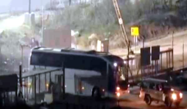 इज़रायल ने सैकड़ों फ़िलिस्तीनी कैदियों को रिहा करना किया शुरू