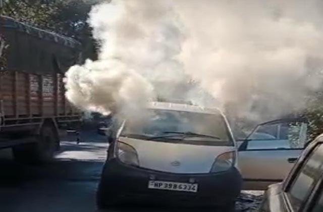 चलती नैनो कार में लगी आग, तीन लोगों ने कूदकर बचाई जान