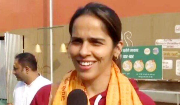 पिता संग महाकुम्भ पहुंचीं साइना नेहवाल