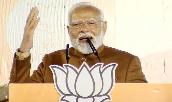 देश को धूर्तता – मूर्खता की राजनीति से बचाना जरूरी : मोदी