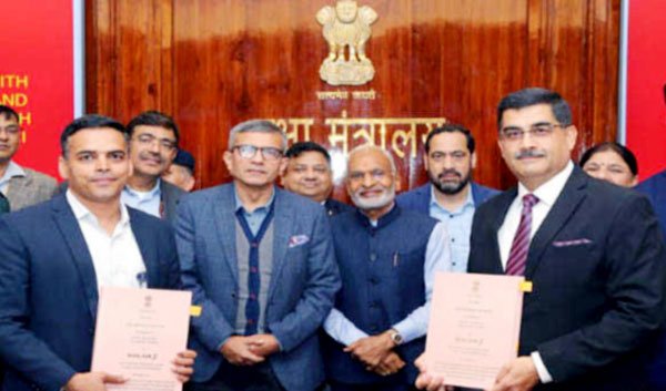 दस हजार करोड़ रुपये से अधिक के हथियारों की स्वदेशी कंपनियों से खरीद के सौदे पर मुहर