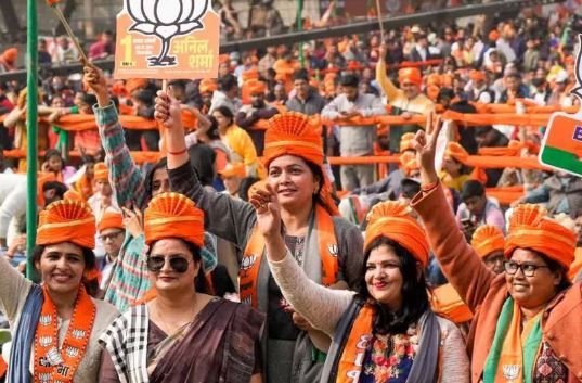 दिल्ली की 48 सीटों पर जीत रही बीजेपी