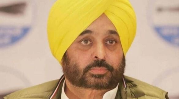 अरविंद केजरीवाल के घर से निकले AAP नेता