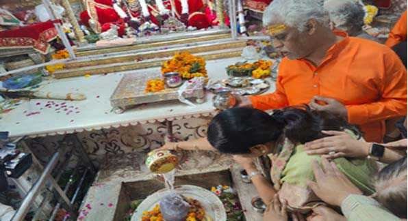 मुख्यमंत्री रेखा गौरी शंकर मंदिर पहुंची और पूजा-अर्चना की