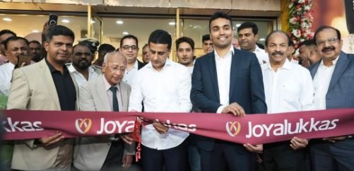 अहमदाबाद में जोयआलुक्कास के नवनिर्मित शोरूम का उद्घाटन