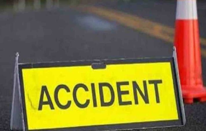 कार और ट्रक की भिड़ंत में 3 मृत 