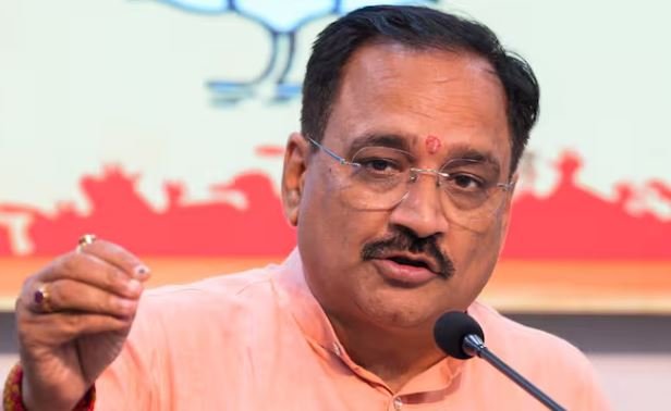 वीरेंद्र सचदेवा ने कार्यालय में बांटी मिठाई