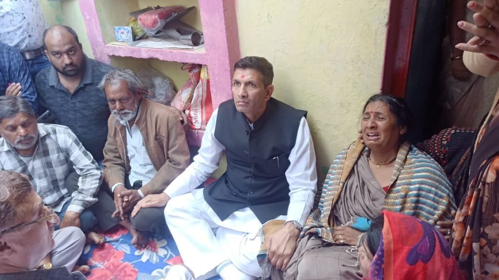 टिमरी में पीढ़ित परिजनों से मिले जीतू 