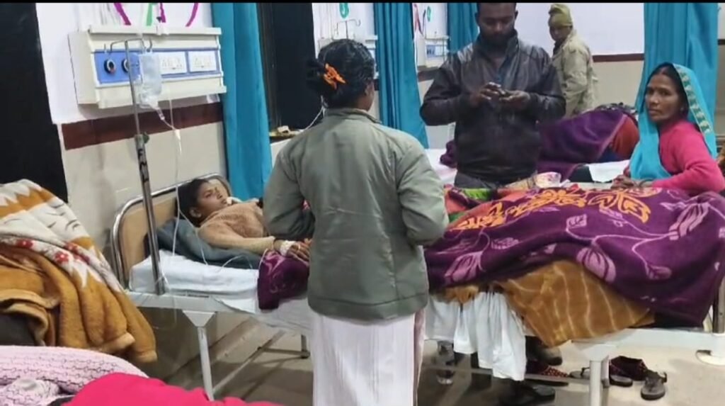 प्रयागराज से लौट रही बस पलटी, तीन दर्जन यात्री घायल 