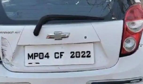 बेकाबू कार पेड़ से टकराई