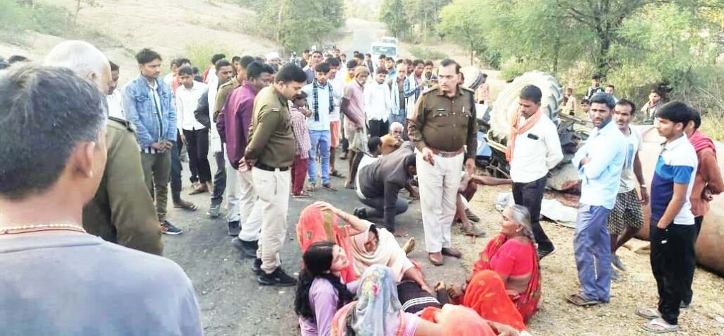 बेकाबू ट्रैक्टर पलटा, चालक समेत दो की मौत