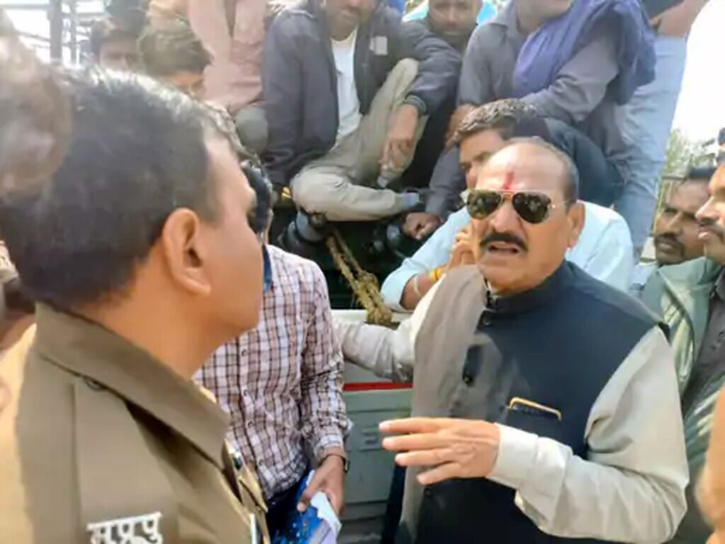 लाइनमैन की लापरवाही से युवक को लगा करंट, गंभीर हालत में अस्पताल में भर्ती, ग्रामीणों ने किया ग्रिड का घेराव