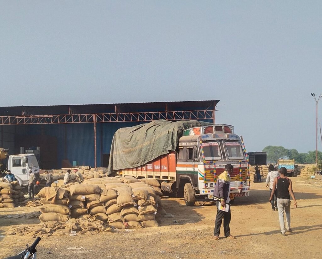 बाहर रखी धान का उठाव शुरू