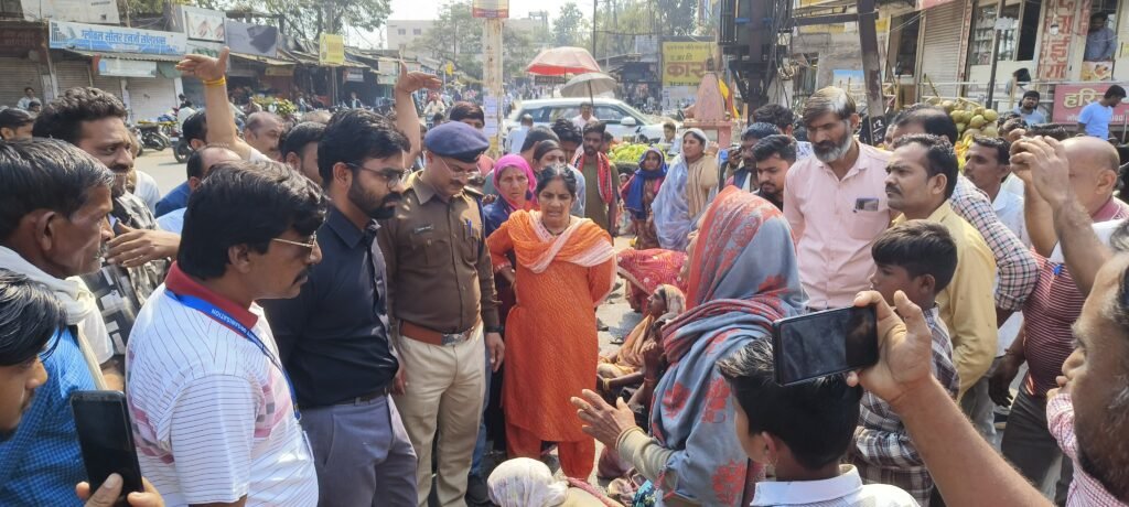 मार्केटिंग ग्राउंड में सब्जी की दुकानों को लगाएं जाने को लेकर सब्जी विक्रेताओं ने किया ढाई घंटे तक चक्काजाम