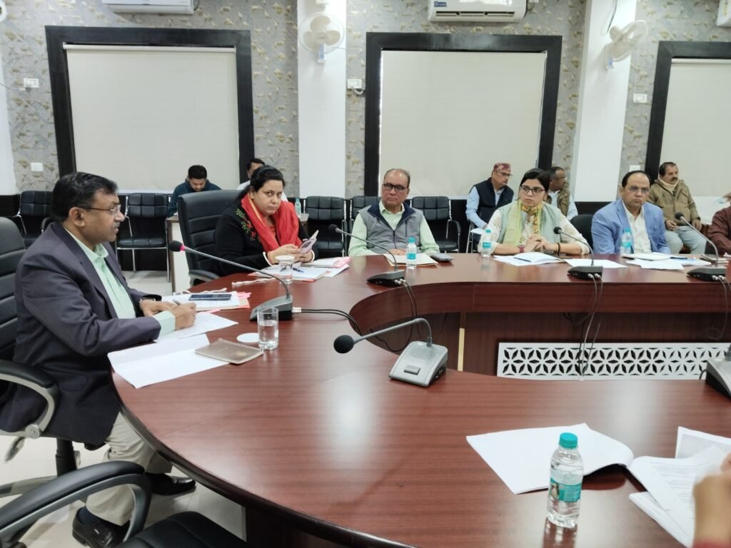 संभागीय समीक्षा बैठक के निर्णयों पर तत्परता से कार्यवाही करें: कमिश्नर