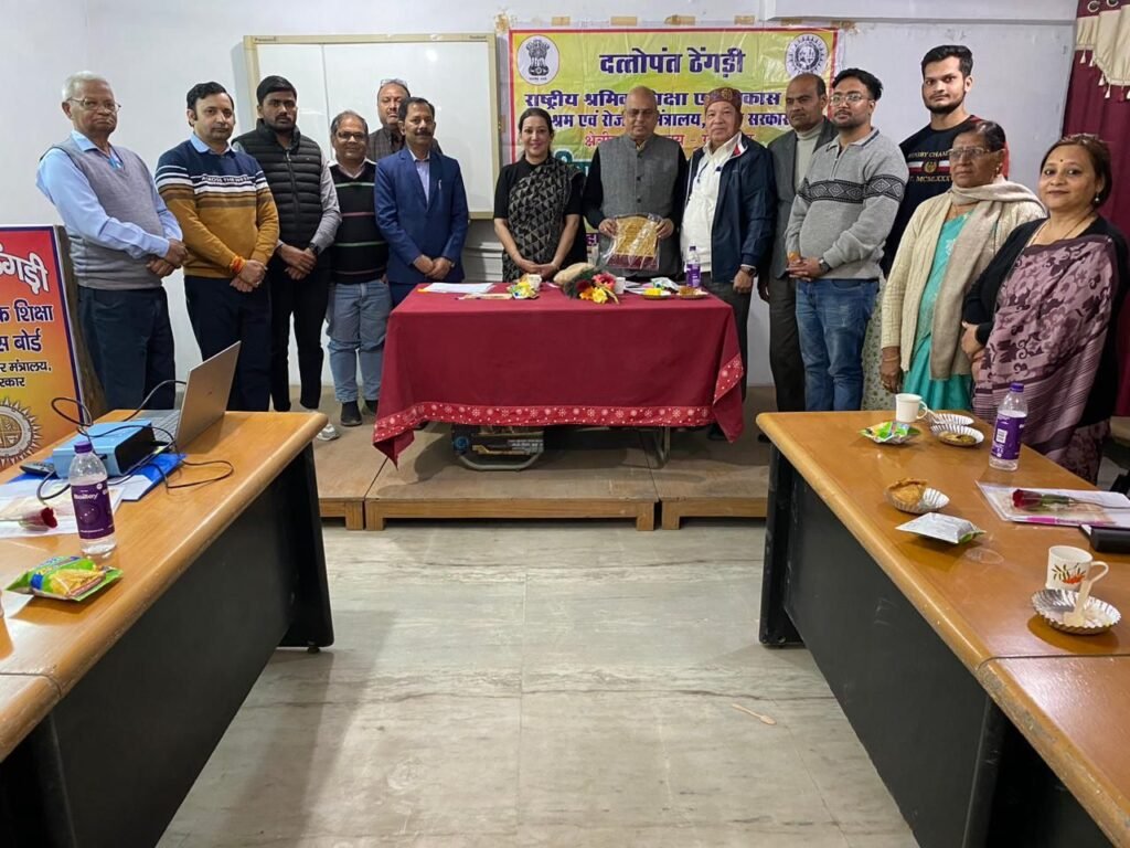 नियमित श्रमिक व आउटसोर्स दोनों में विशेषज्ञता समय की जरूरत