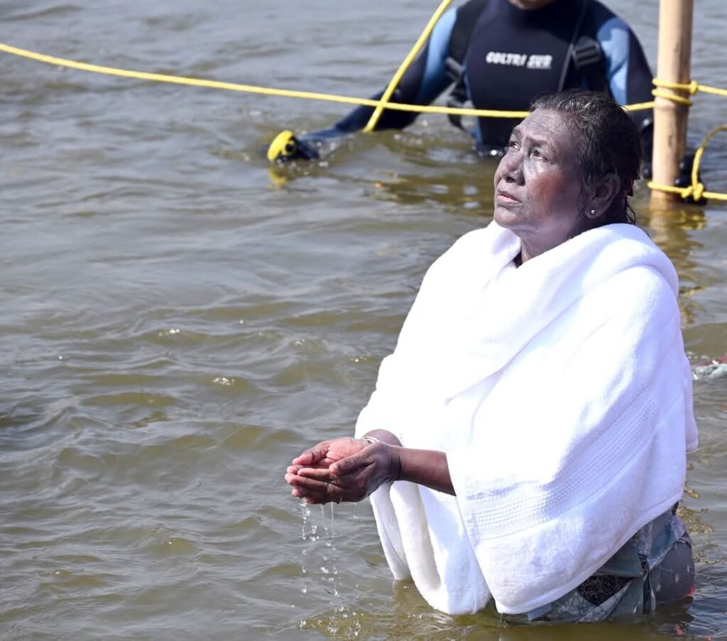 राष्ट्रपति ने गंगा में डुबकी लगाई