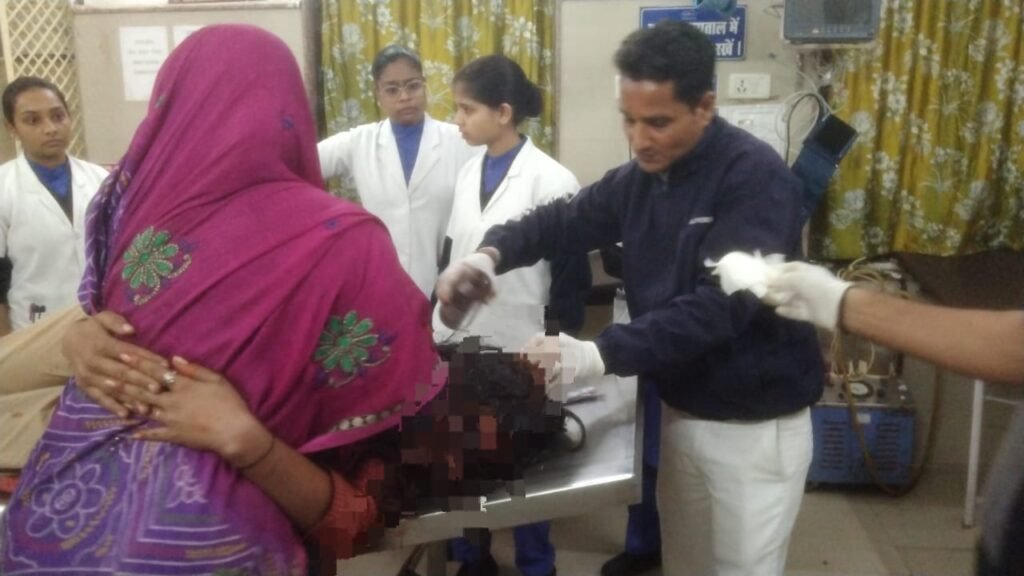 दो छात्राओं से बस में छेड़खानी का प्रयास, चलती बस से कूदी दोनों छात्राएं घायल, जिला अस्पताल में भर्ती