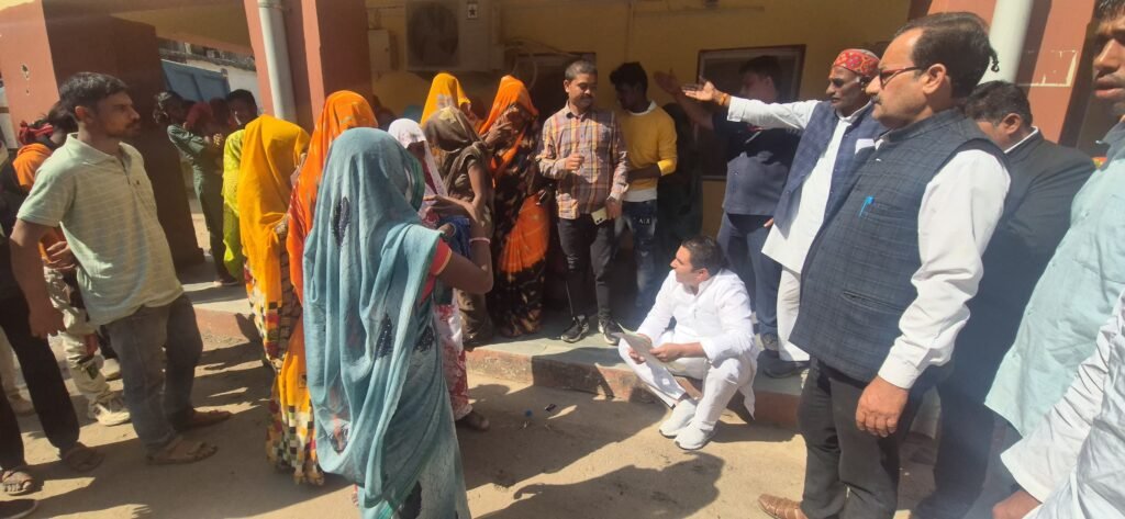 विधायक ने जमीन में बैठकर सुनी लोगों की समस्या 