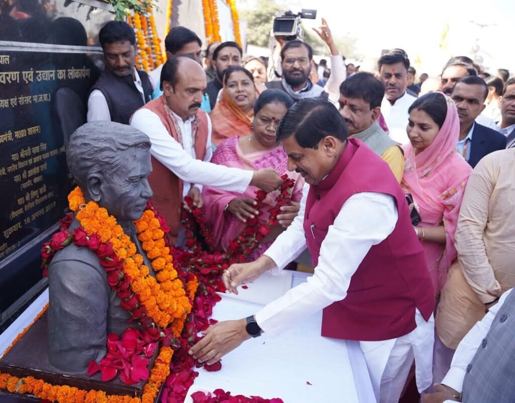 मुख्यमंत्री डॉ. मोहन यादव ने आज भोपाल में पंडित दीनदयाल उपाध्याय की पुण्यतिथि पर लालघाटी स्थित उनकी प्रतिमा पर माल्यार्पण कर श्रद्धांजलि अर्पित की।