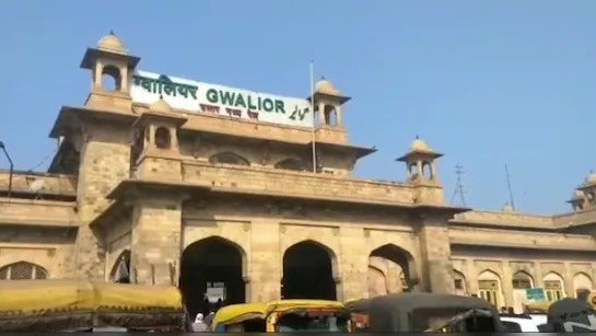 ट्रेन के एसी कोच में एनआरआई कपल का लाखों का सामान चोरी