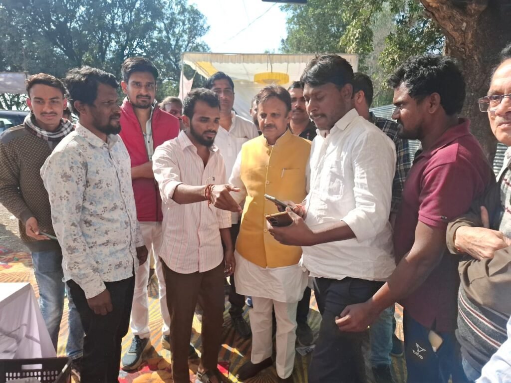 उप मुख्यमंत्री ने तीर्थयात्रियों को भोजन और पानी का किया वितरण