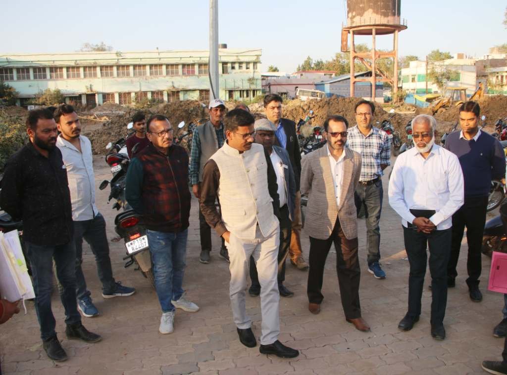 कलेक्टर ने किया निर्माणाधीन अस्पताल का निरीक्षण