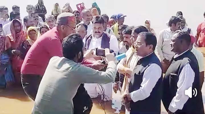 ईएमआईएल कंपनी के खिलाफ बंधा के विस्थापितों ने किया जल सत्याग्रह