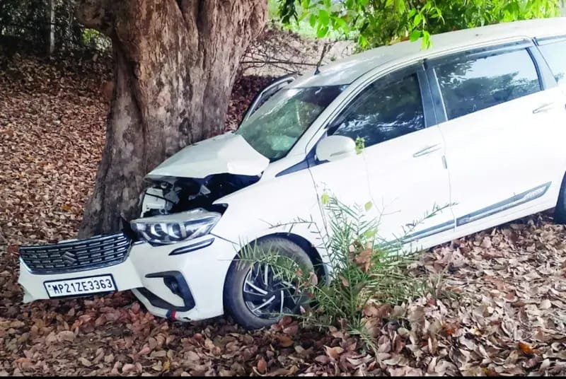 पेड़ से टकराई तेज रफ्तार कार, 10 घायल