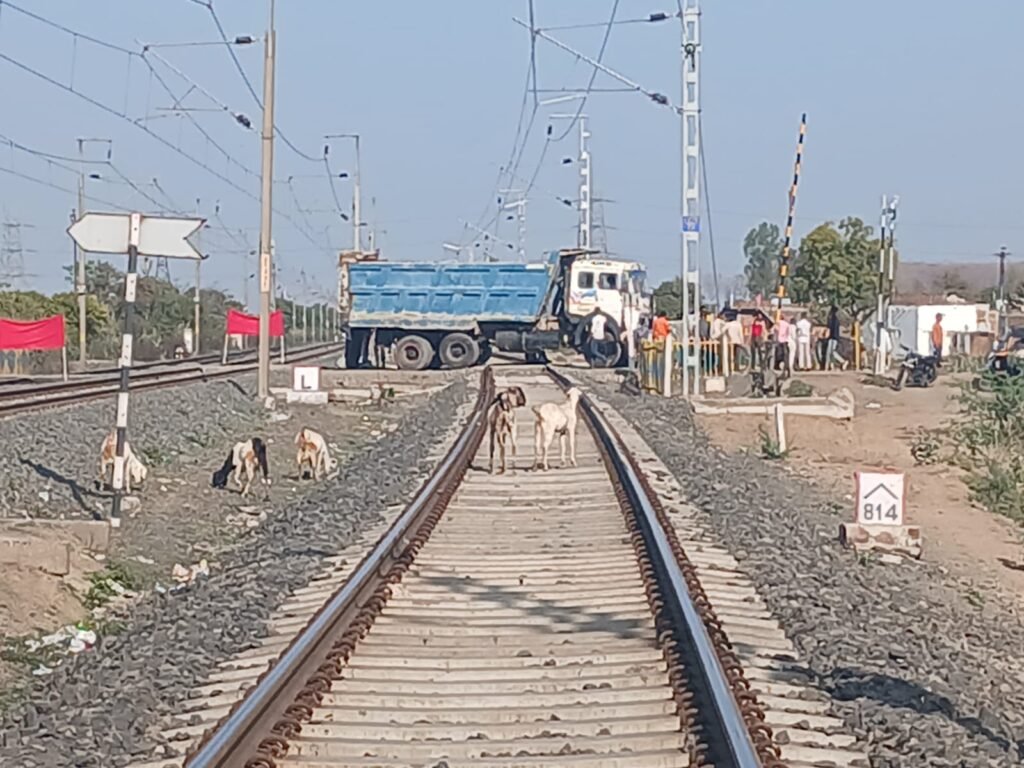 दमोह में रेलवे ट्रैक पर फंसा डंपर