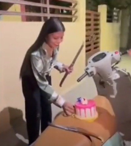 सालगिरह पर लड़की ने चाकू से काटा केक