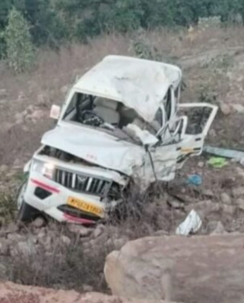 प्रयागराज जा रही बुलेरो कैमोर पहाड़ में पलटी, 4 लोगों की मौत