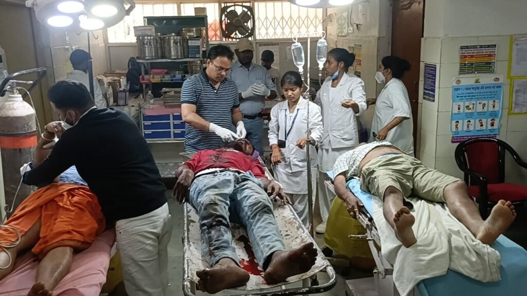 प्रयागराज जा रहा परिवार हादसे का शिकार, 407 से भिड़ी ट्रेव्हलर, महिला की मौत, एक दर्जन घायल