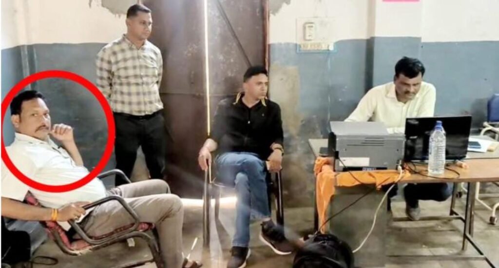 लोकायुक्त पुलिस ने थांदला बीआरसी को रिश्वत लेते रंगे हाथ पकडा