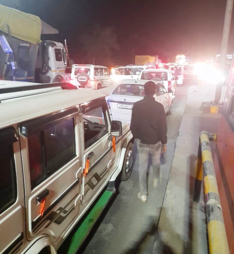 टोल प्लाजा का स्टाफ कुंभ निद्रा में, 3 किलोमीटर लंबा लगा रहा जाम