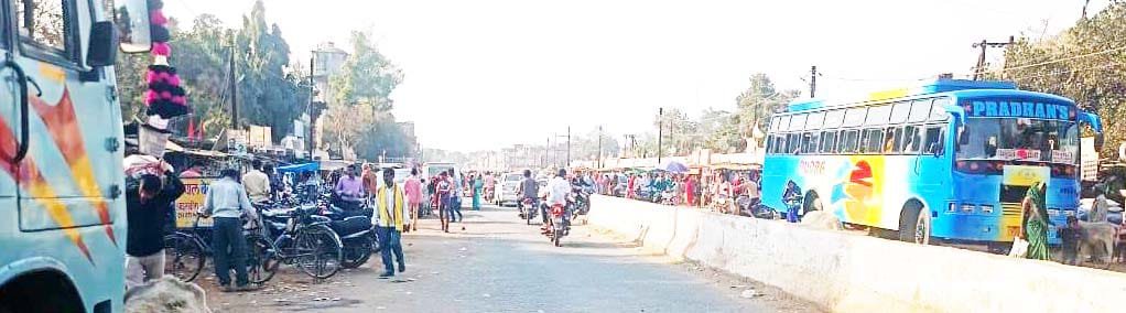 सड़क पर दुकान वाहन चालक परेशान देवसर मुख्य बाजार का हाल