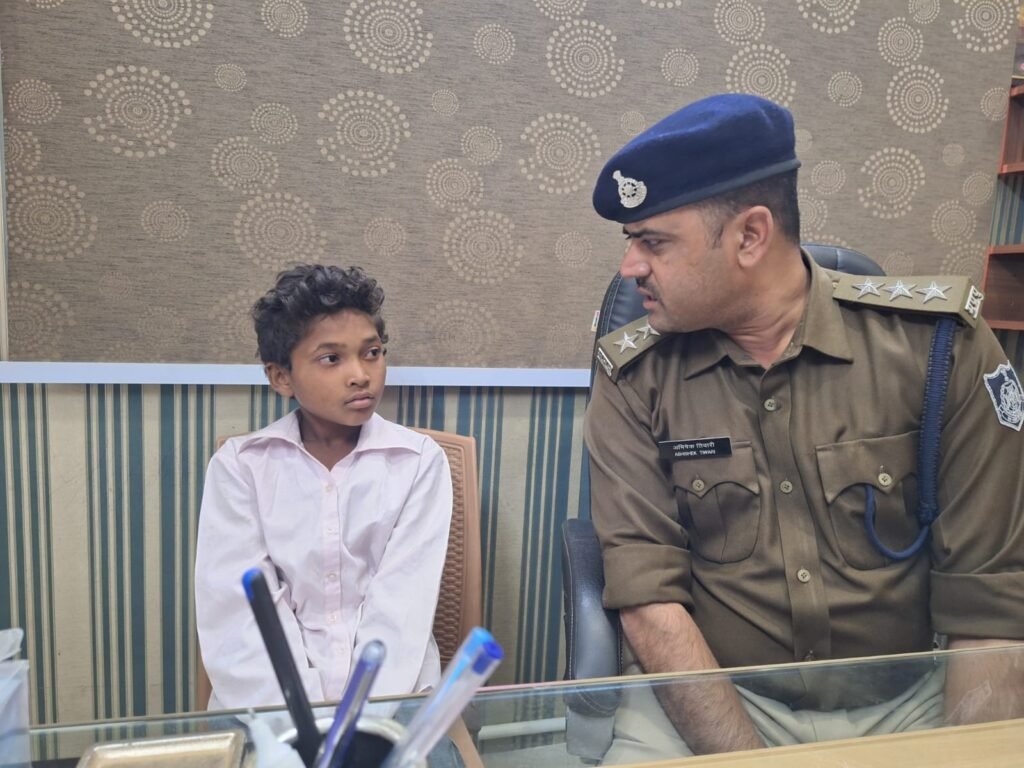 बिना बताए कुंभ जा रहे उल्टी दिशा की ट्रेन में बैठकर दमोह पहुंचा बच्चा,सीएसपी अभिषेक तिवारी व टीआई आनंद ने ली जानकारी..