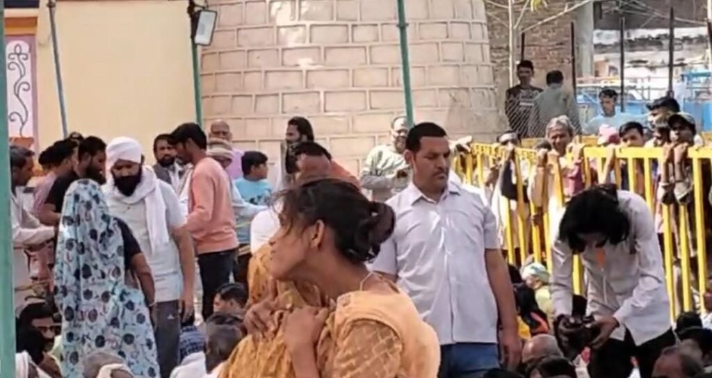 जिले के हटा गौरी शंकर मंदिर परिसर दद्दा दरबार में आज कंबल वाले बाबा का दूसरा दिवस पर बीमारियों से पीड़ित लोगों का उपचार देने में लगे हुए हैं।