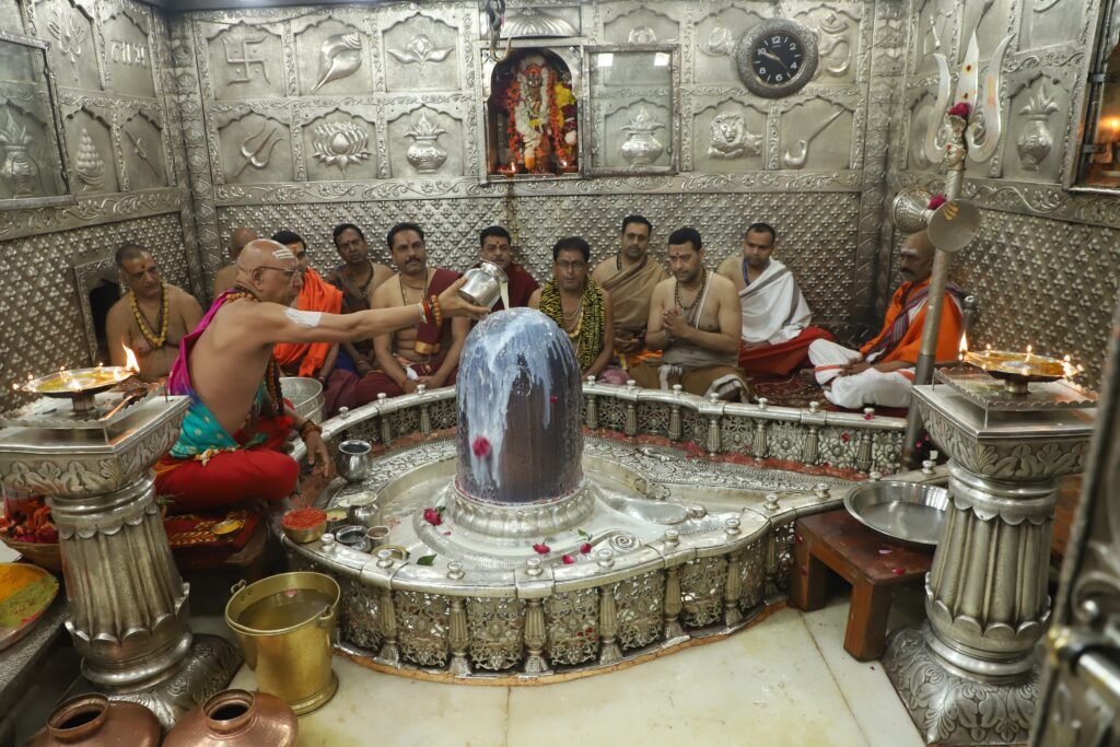 शिव नवरात्रि के दूसरे दिन भगवान श्री महाकालेश्वर ने दिव्य रूप में भक्‍तों को दिये दर्शन