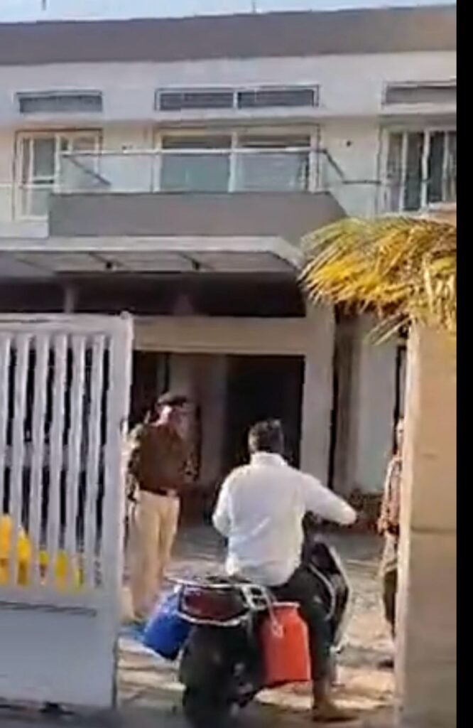 हृदयेश दीक्षित के यहां आयकर छापा