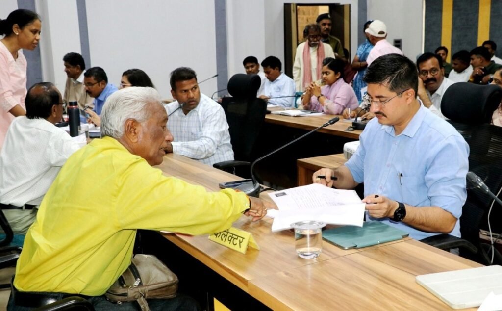 शिकायकर्ता को कुर्सी पर बैठाकर सुन रहे समस्याएं