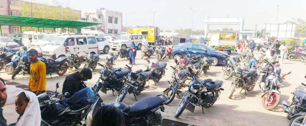 जिला चिकित्सालय के वाहन पार्किंग व्यवस्था चरमराई