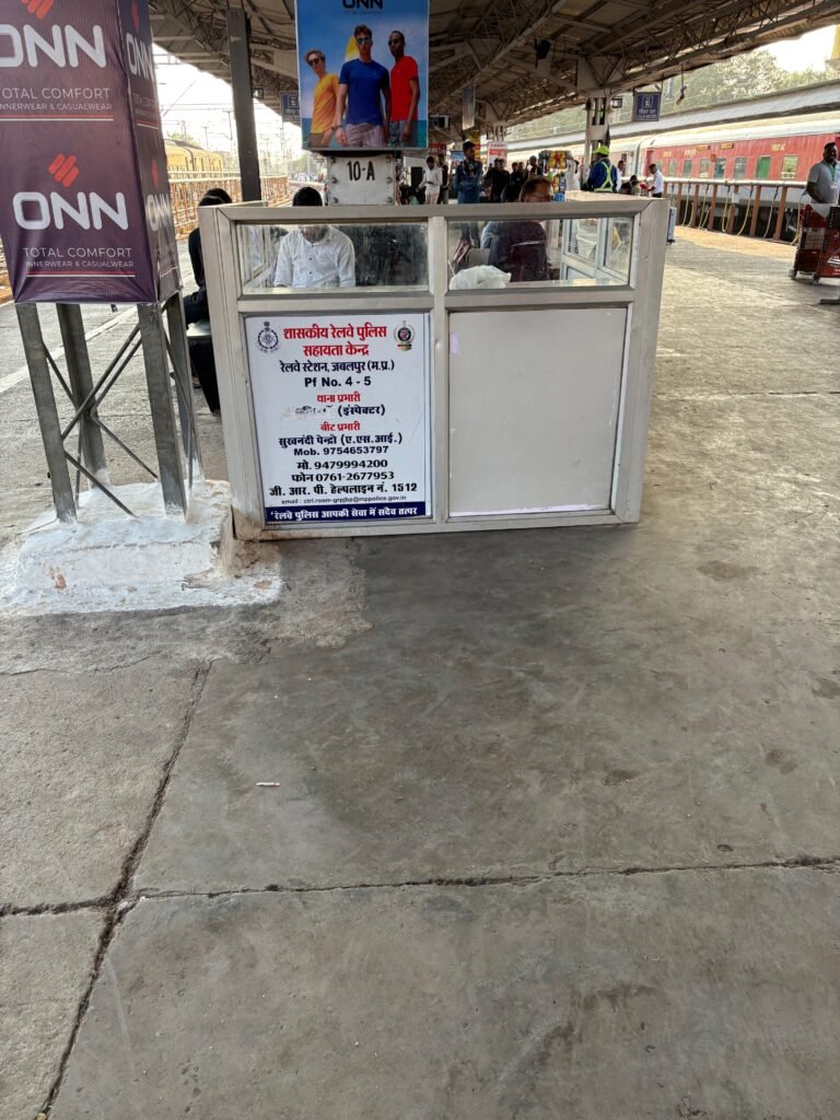 प्लेटफार्म क्रमांक चार – पांच के पेयजल काउंटर से बह रहा गंदा पानी