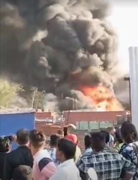पेवर्स फैक्ट्री में रखे आईल ड्रम में लगी आग