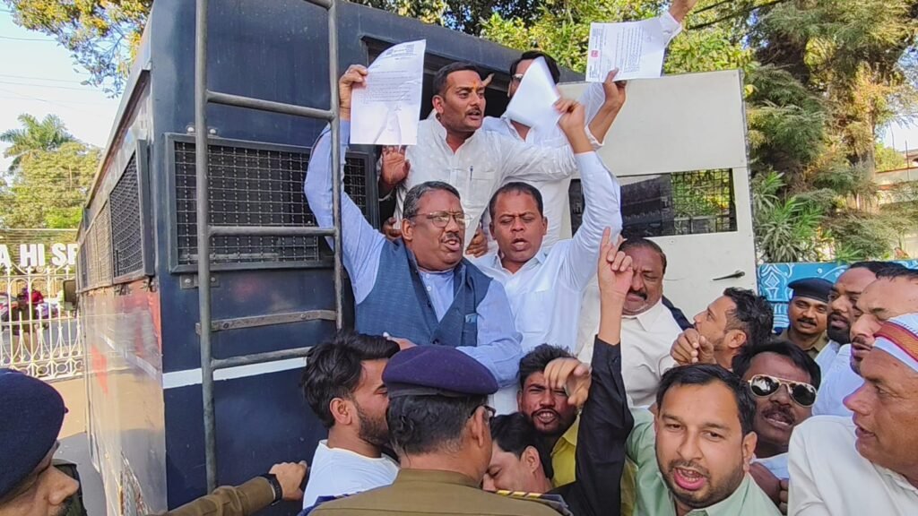 कांग्रेस पार्षद दल को पुुलिस ने हिरासत में लिया