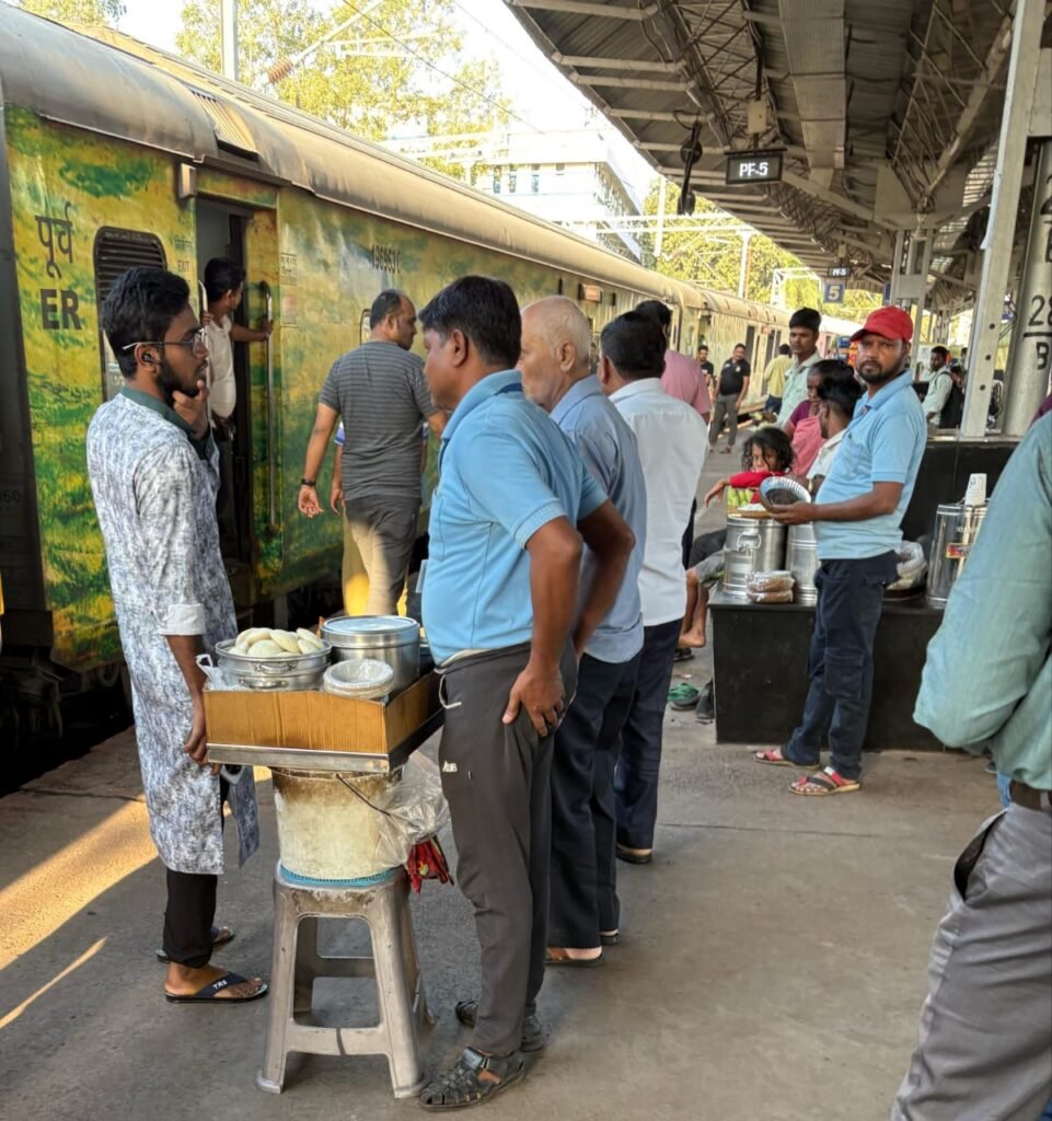 स्टेशनों पर गुणवत्ताहीन भोजन की भरमार, चुका रहे दुगने पैसे